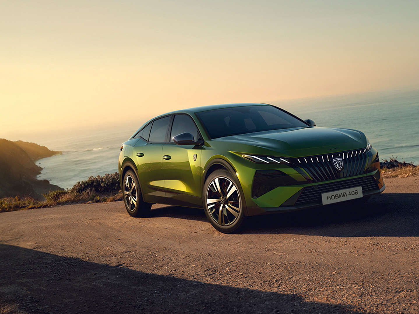Peugeot 408 зеленого кольору на грунтовій дорозі біля моря, вигляд спереду з правого боку