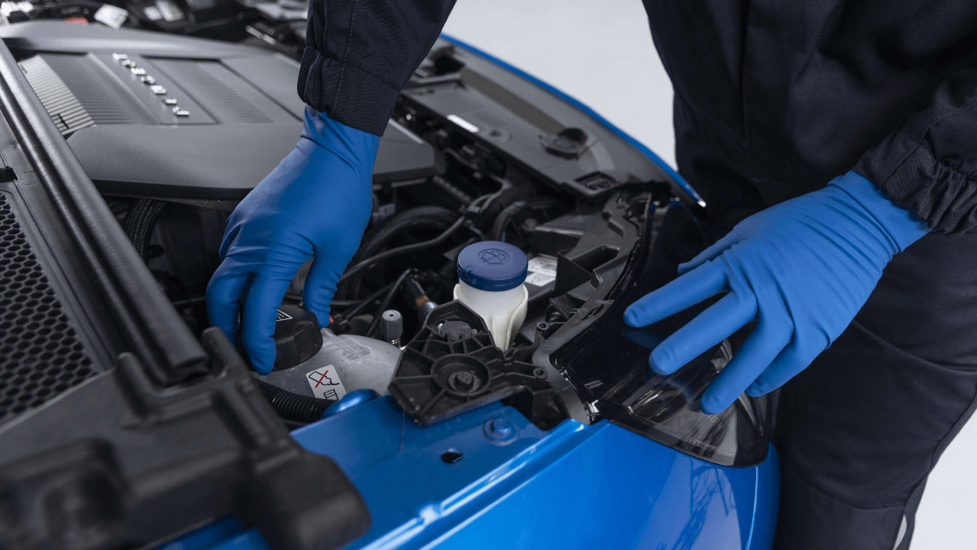 Майстер відкрив капот автомобіля Peugeot