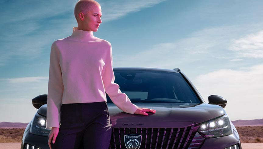 Дівчина біля капота Peugeot e-2008