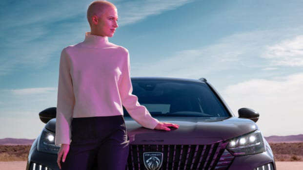 Дівчина біля капота Peugeot e-2008