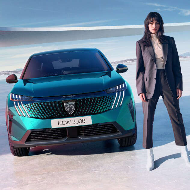 Молода жінка стоїть перед Peugeot 3008 синього кольору