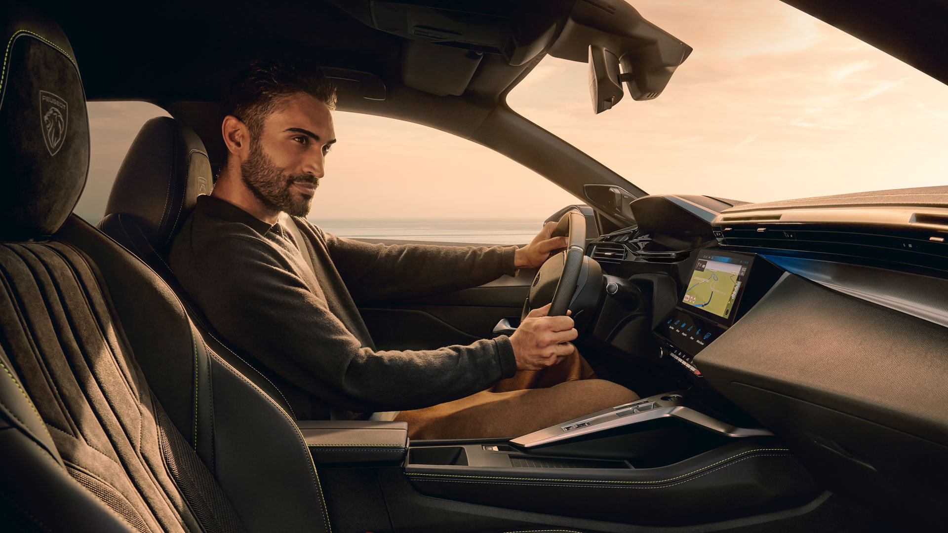 Чоловік за кермом Peugeot 408