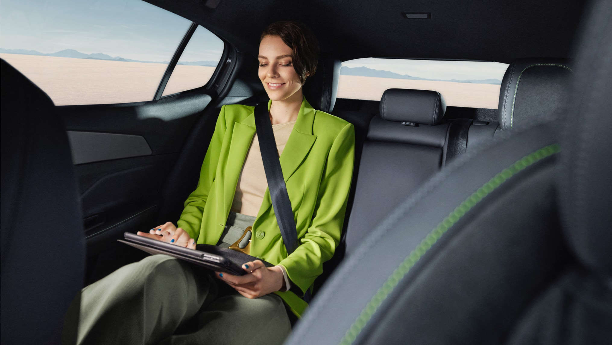 Салон Peugeot 408, жінка на задньому сидінні