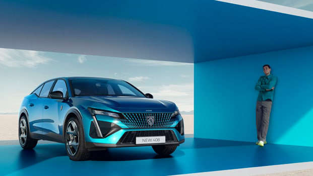 Чоловік біля Peugeot 408