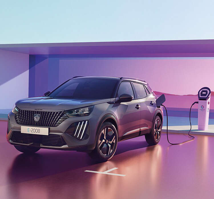 Peugeot e-2008, вигляд спереду з лівого боку