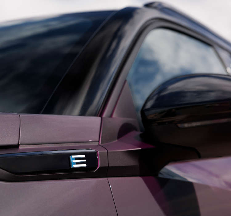 Peugeot e-2008, емблема E на бічній панелі кузов