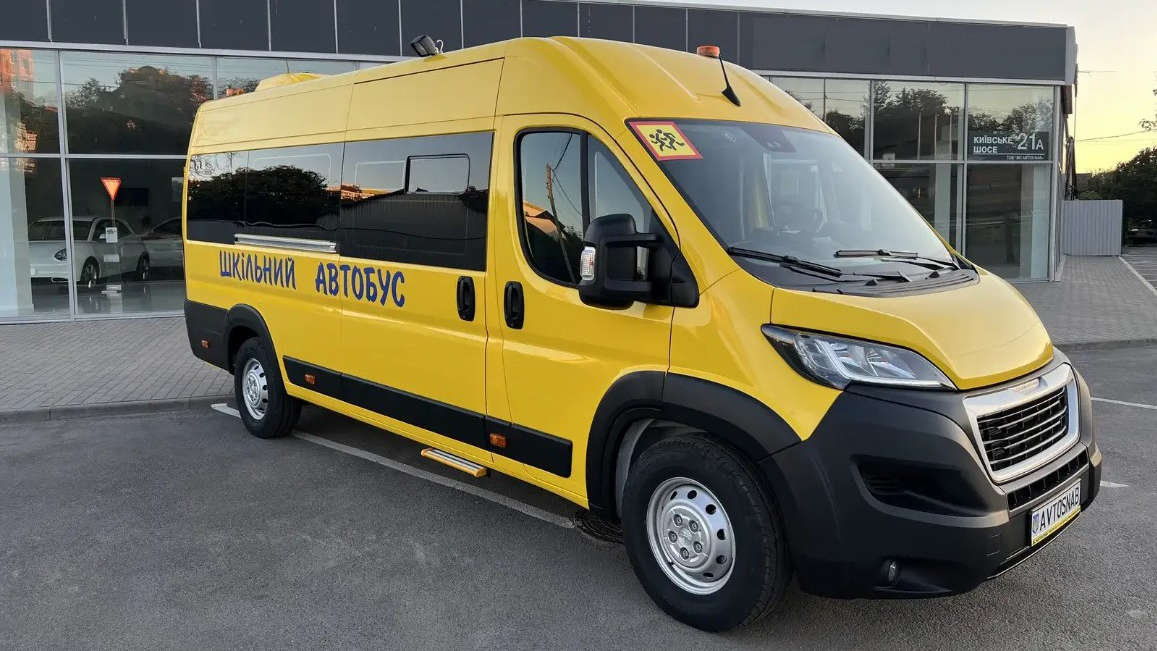 Шкільний автобус на базі PEUGEOT BOXER на виставці «КомунТех»
