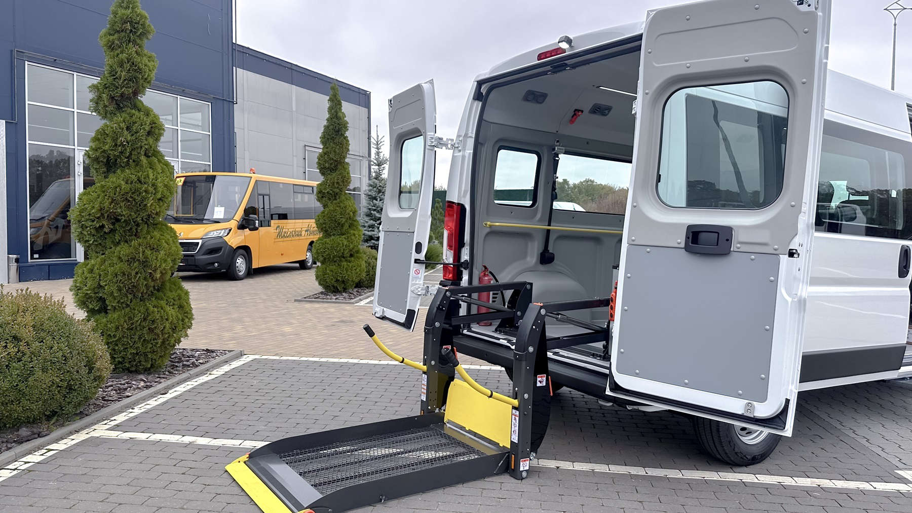 Переобладнаний Peugeot Boxer, підіймач