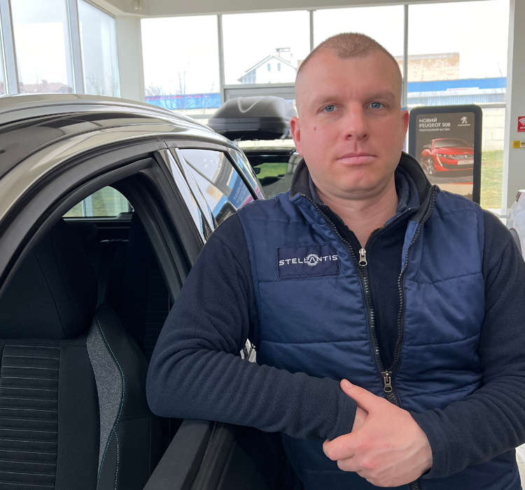 Гарантійний інженер Микола Момот