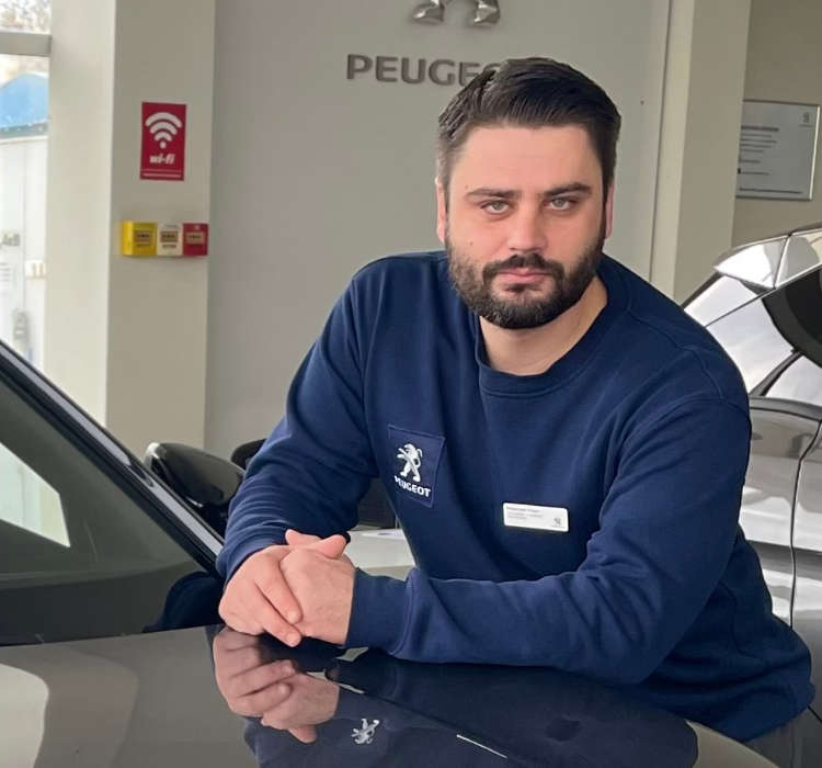 Менеджер з продажу автомобілів Владислав Ракша